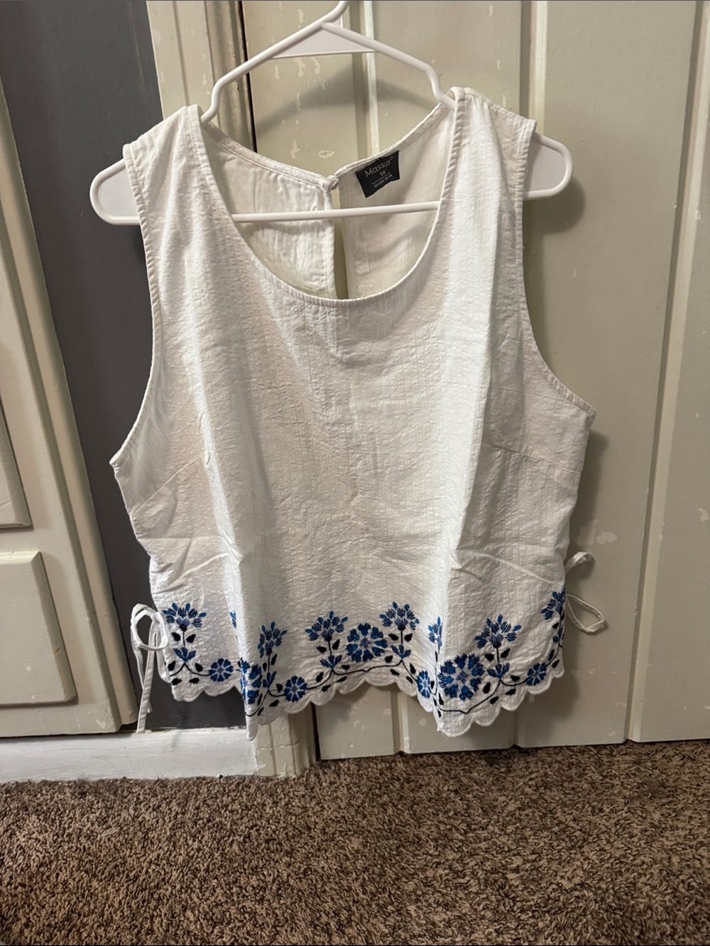 NWOT Masseys White Sleeveless Embroidered Scallop-Hem Top with Blue Floral Detai